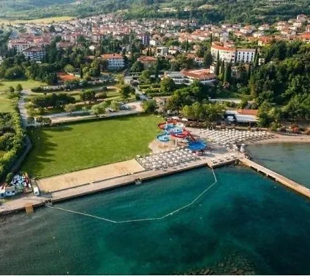 Center 2 Nastanitev v družini Izola